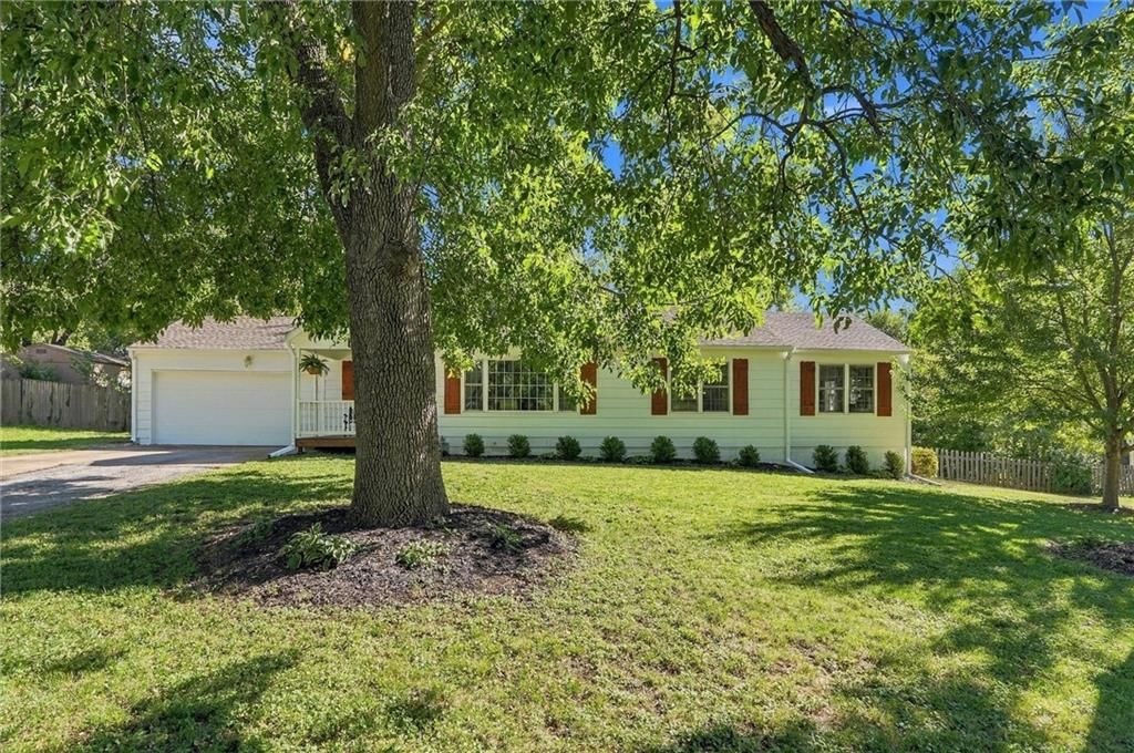 8621 Floyd Street, Overland Park, KS: listing photo 3