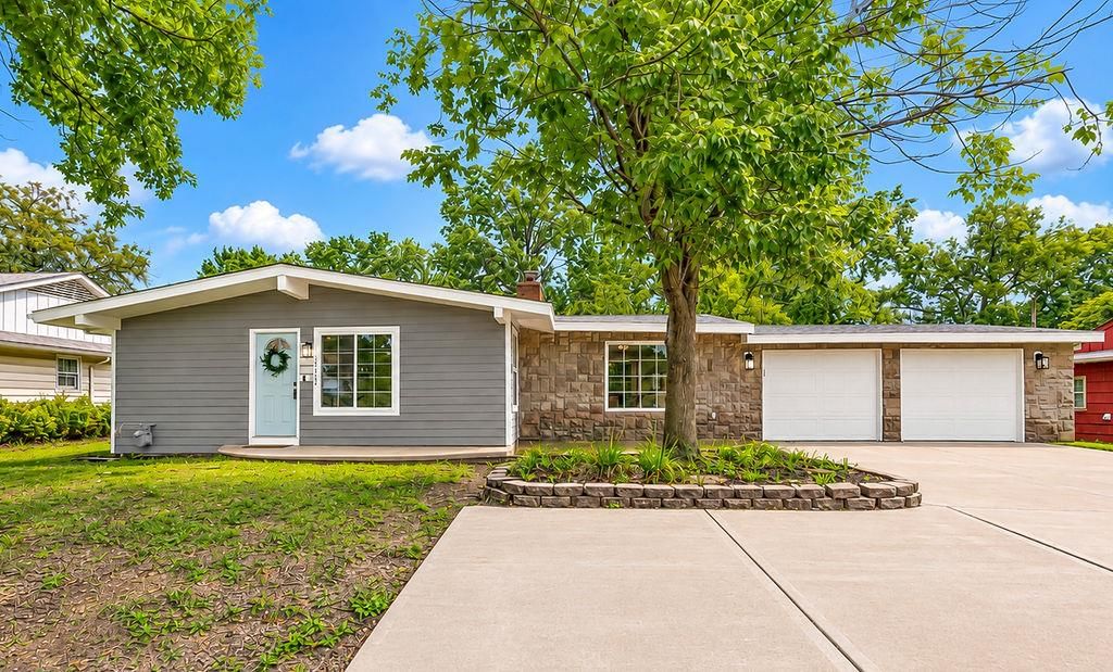 7132 Parallel Parkway, Kansas City, KS: listing photo 2