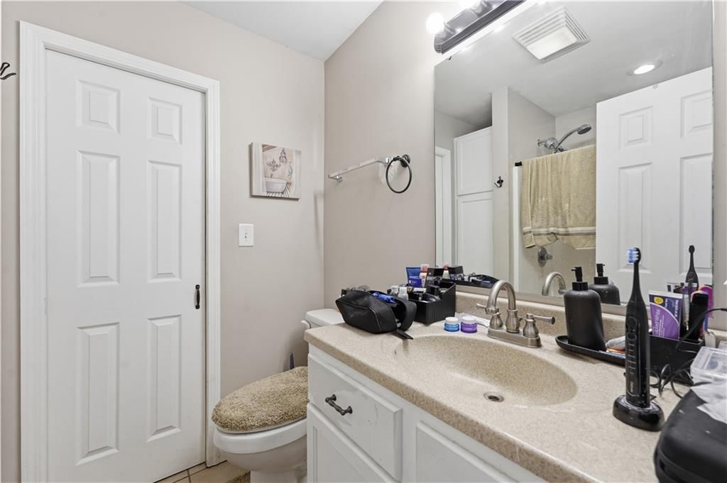 Photo 17 of 29 - 6203 Hedges Avenue, Raytown, MO 64133