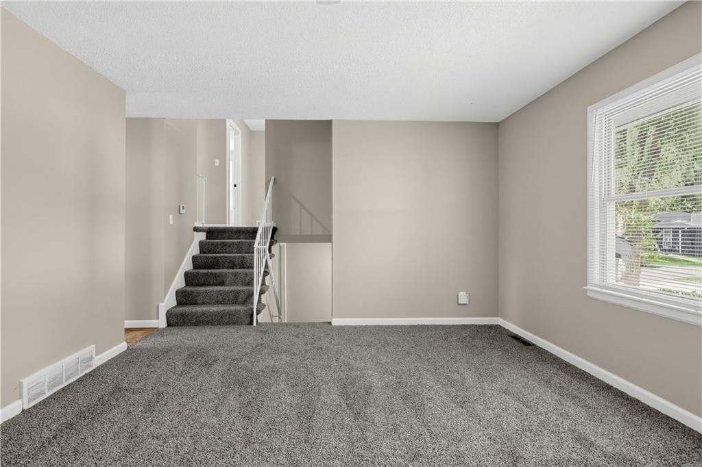 Photo 4 of 28 - 11727 FREMONT Avenue, Kansas City, MO 64134