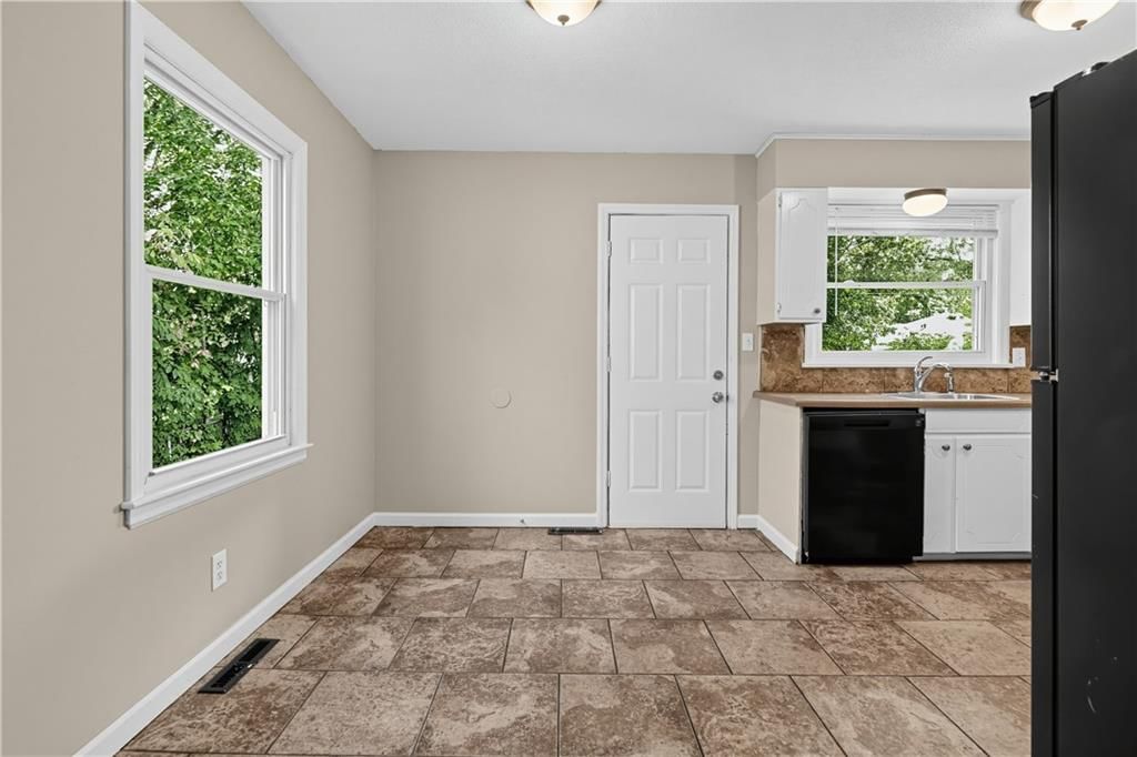 Photo 6 of 28 - 11727 FREMONT Avenue, Kansas City, MO 64134