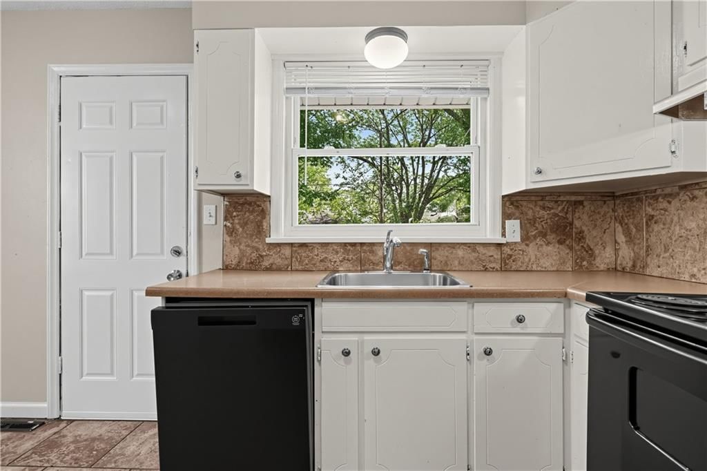 Photo 10 of 28 - 11727 FREMONT Avenue, Kansas City, MO 64134