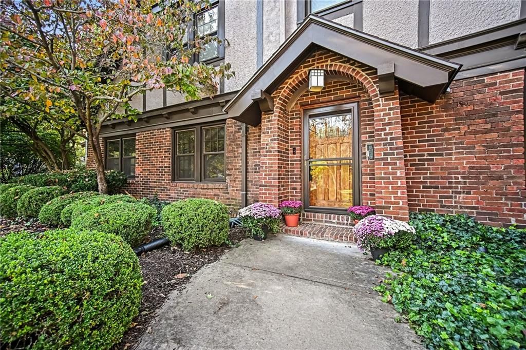 6106 Summit Street, Kansas City, MO: listing photo 2