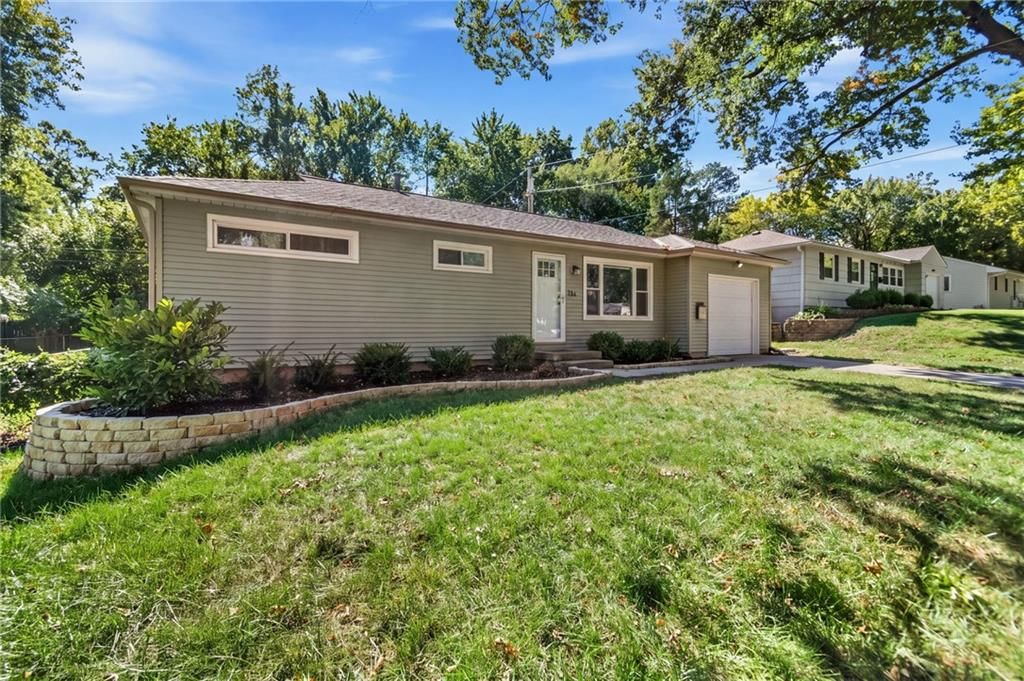 5719 W 81st Street, Prairie Village, KS: listing photo 2