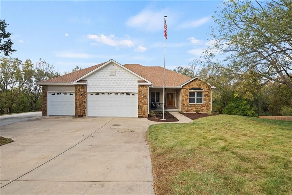 326 S Blue Grass Drive, Bonner Springs, KS