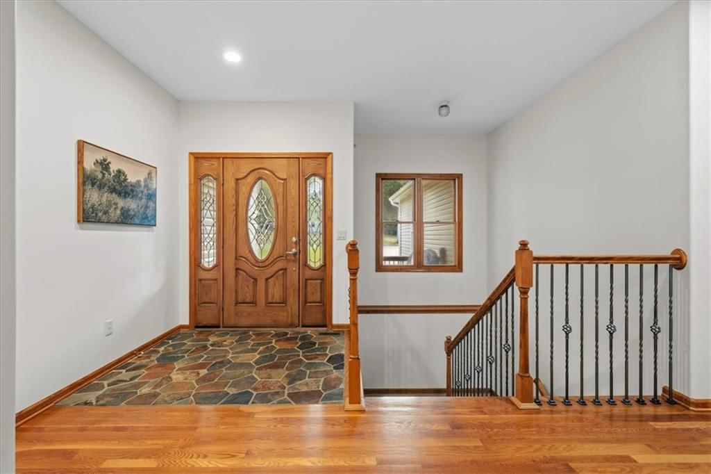 326 S Blue Grass Drive, Bonner Springs, KS: listing photo 3