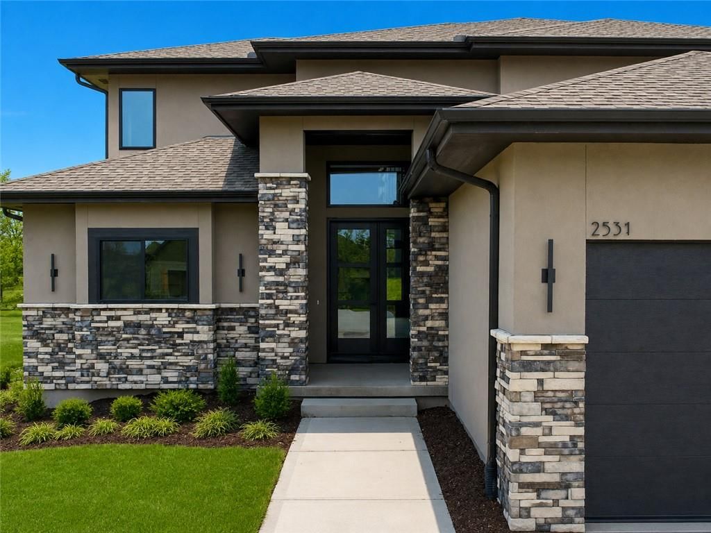 2531 NE Woodland Oak Circle, Lee's Summit, MO: listing photo 2