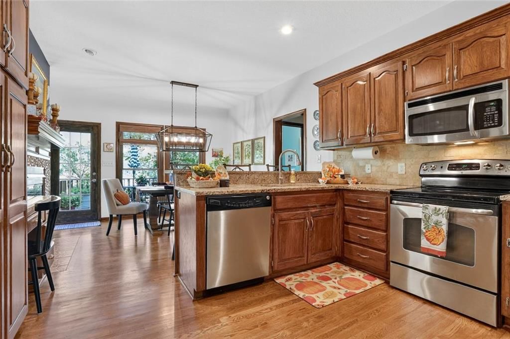 Open floor plan and kitchen island at 7808 NW 76th Place, Kansas City, MO 64152