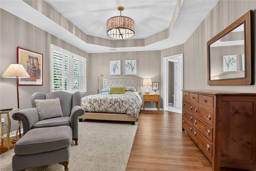 Tray ceiling at 7808 NW 76th Place, Kansas City, MO 64152