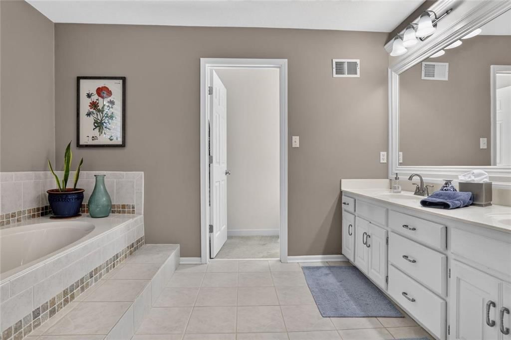 Double vanity at 7808 NW 76th Place, Kansas City, MO 64152