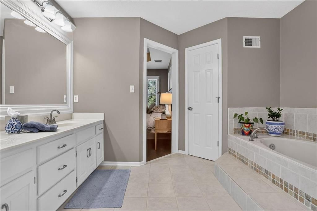 Photo 24 of 42 - 7808 NW 76th Place, Kansas City, MO 64152