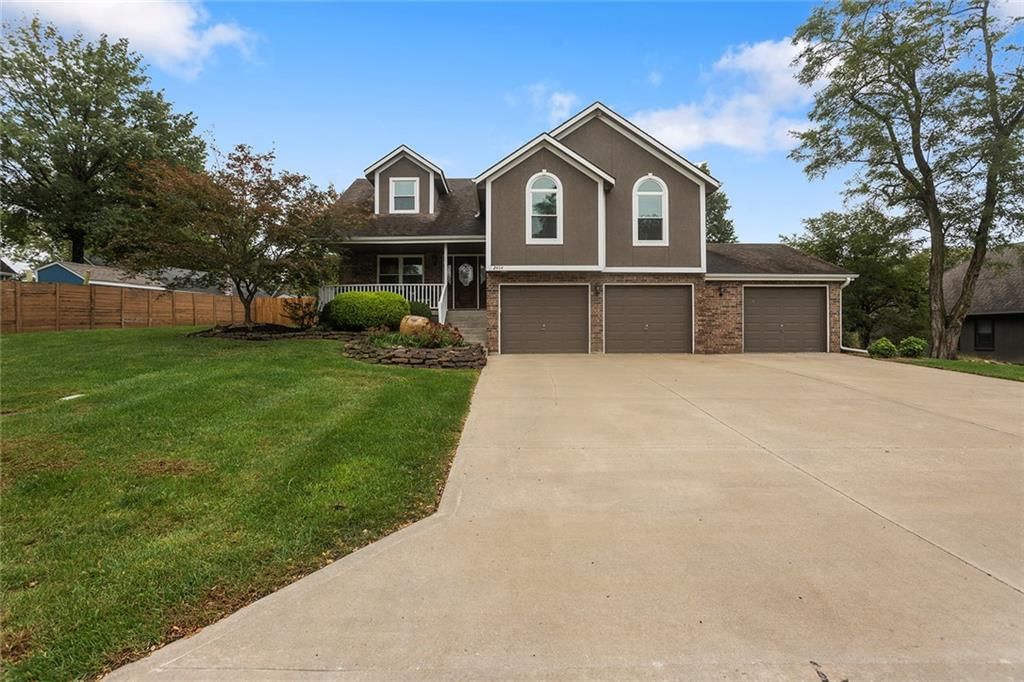 2404 SW Still Meadows Lane, Blue Springs, MO: listing photo 3