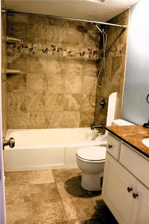 Tiled shower at 10252 W 96TH Terrace #146, Overland Park, KS 66212