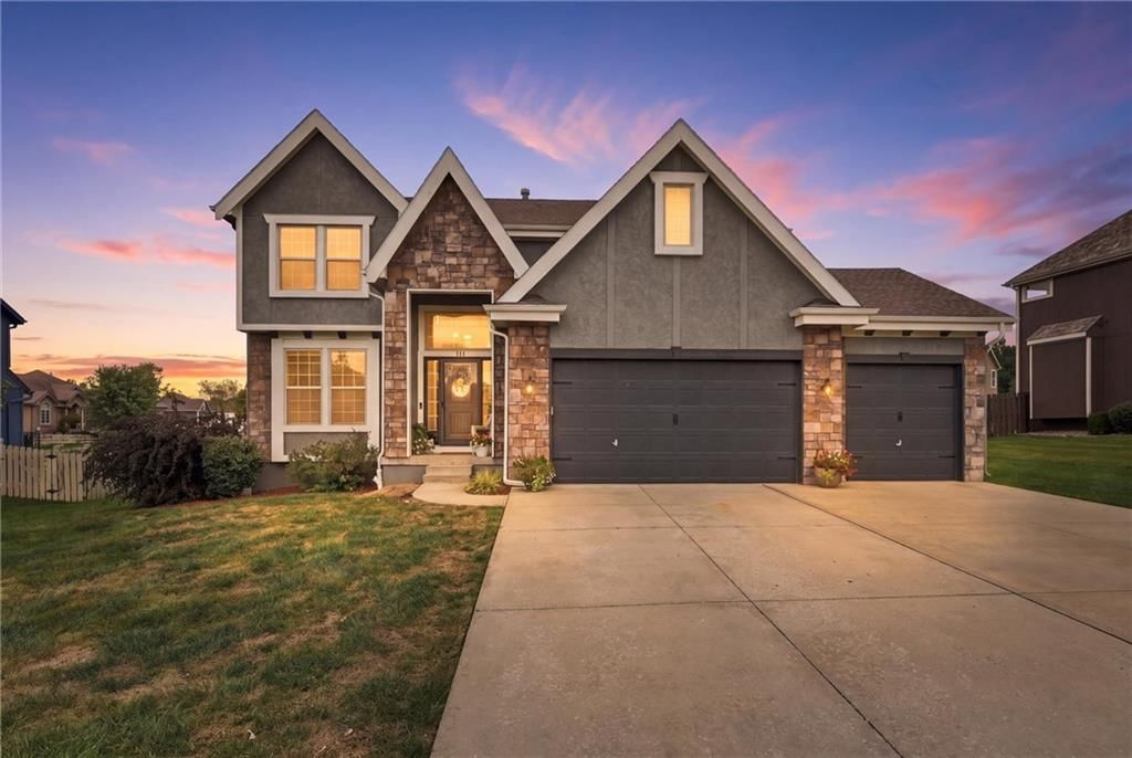 114 S Eastglen Drive, Raymore, MO: listing photo 2