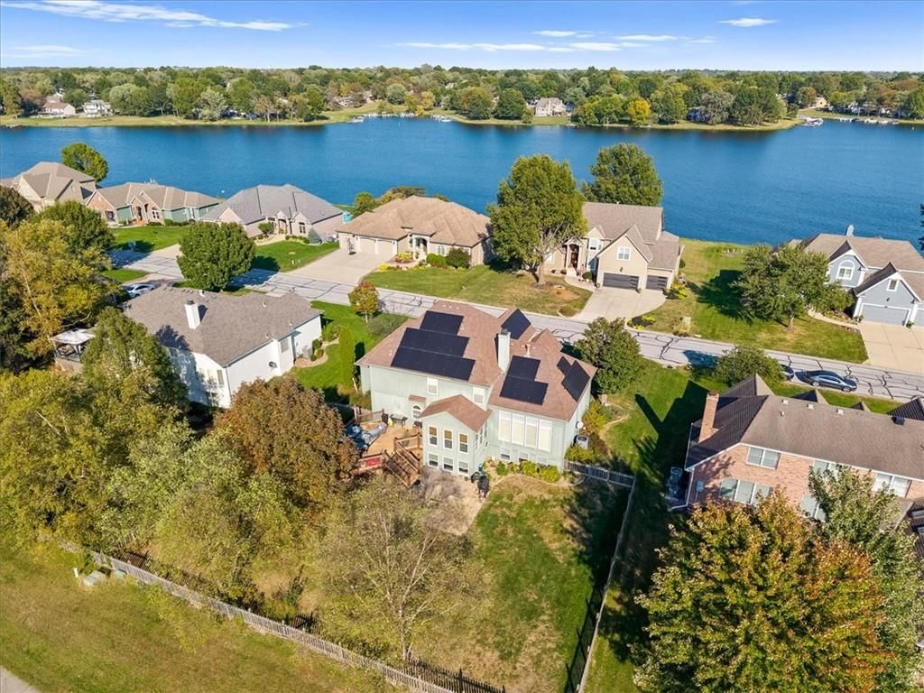 4424 SW Gull Point Drive, Lee's Summit, MO: listing photo 2