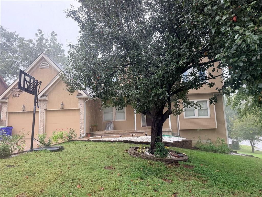 5904 Albervan Street, Shawnee, KS: listing photo 2