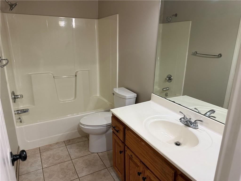 Photo 10 of 28 - 5904 Albervan Street, Shawnee, KS 66216