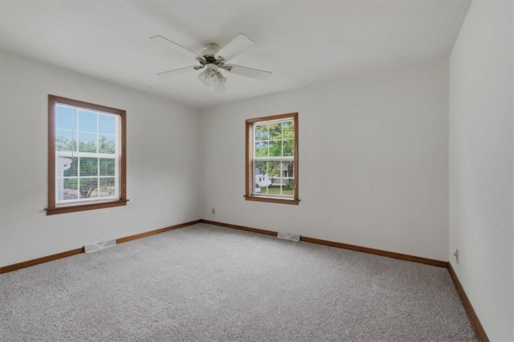 Photo 17 of 24 - 909 E 100th Terrace, Kansas City, MO 64131