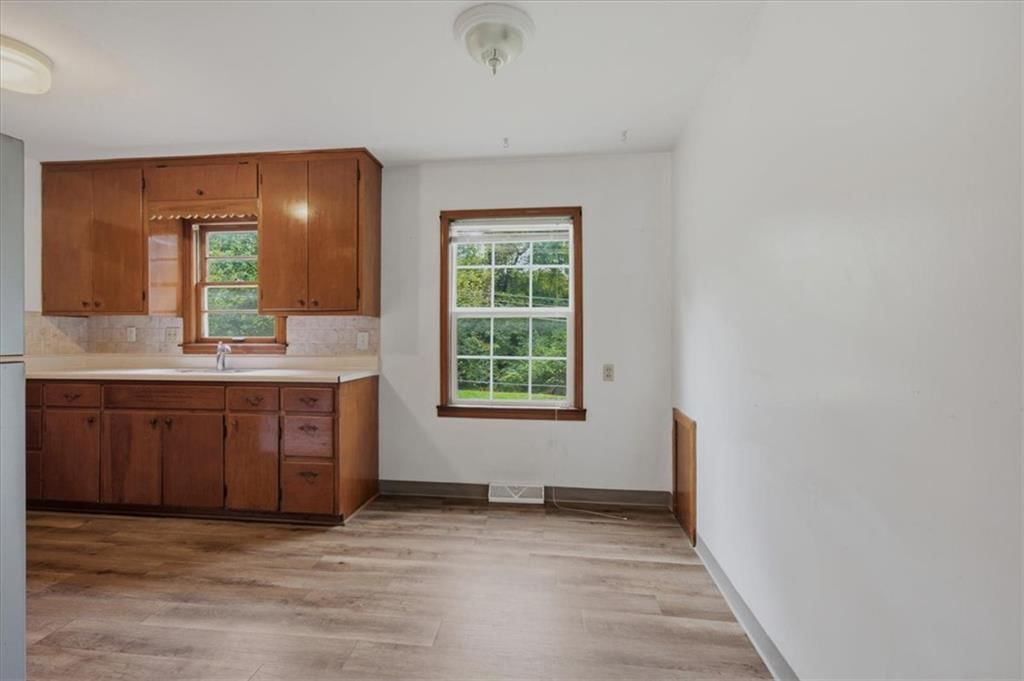 Breakfast nook at 909 E 100th Terrace, Kansas City, MO 64131