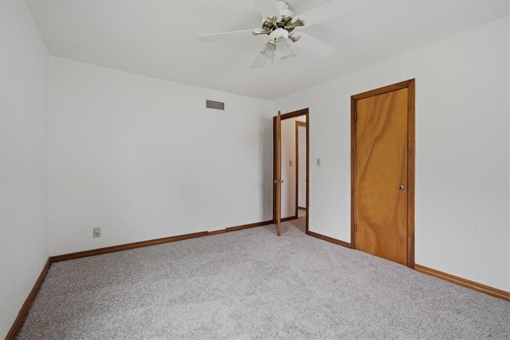 Photo 16 of 24 - 909 E 100th Terrace, Kansas City, MO 64131