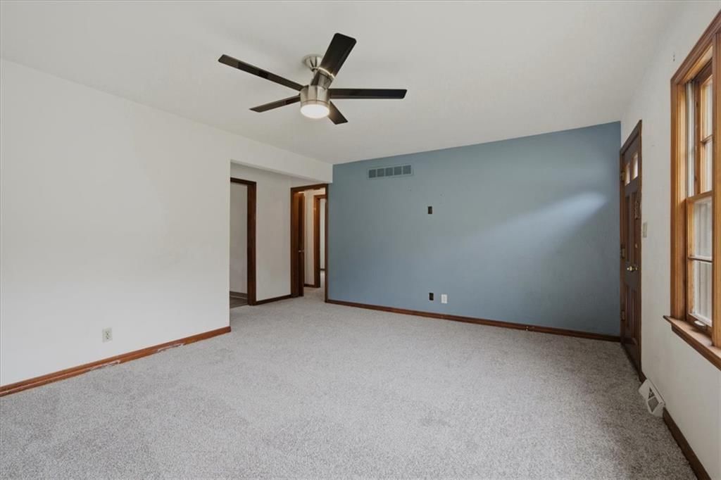 Accent wall at 909 E 100th Terrace, Kansas City, MO 64131