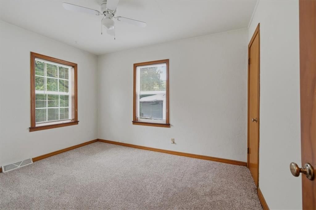 Photo 15 of 24 - 909 E 100th Terrace, Kansas City, MO 64131