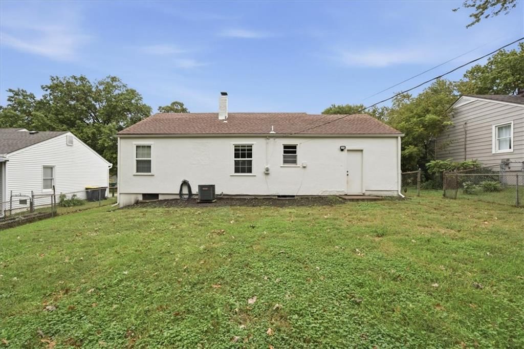 Photo 23 of 24 - 909 E 100th Terrace, Kansas City, MO 64131