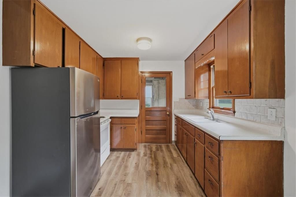 Photo 9 of 24 - 909 E 100th Terrace, Kansas City, MO 64131