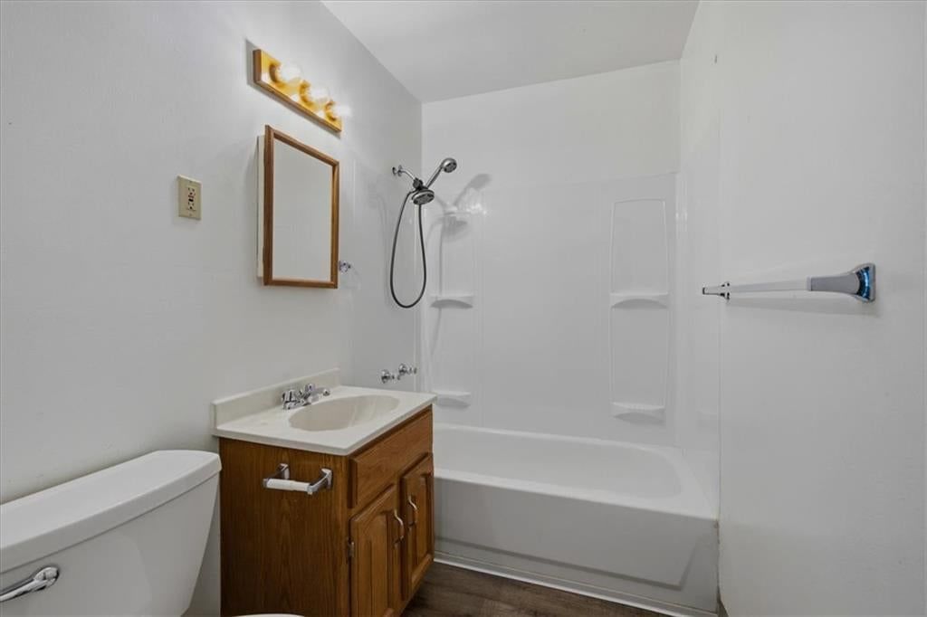 Photo 13 of 24 - 909 E 100th Terrace, Kansas City, MO 64131
