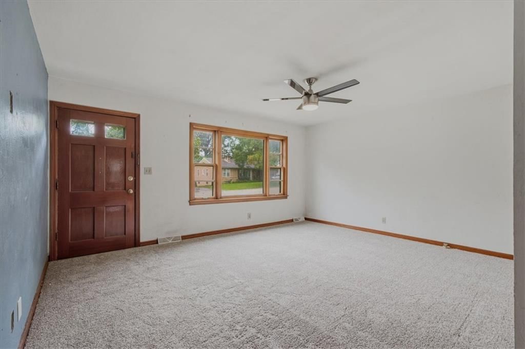 Photo 4 of 24 - 909 E 100th Terrace, Kansas City, MO 64131