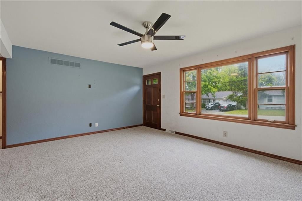 Photo 6 of 24 - 909 E 100th Terrace, Kansas City, MO 64131