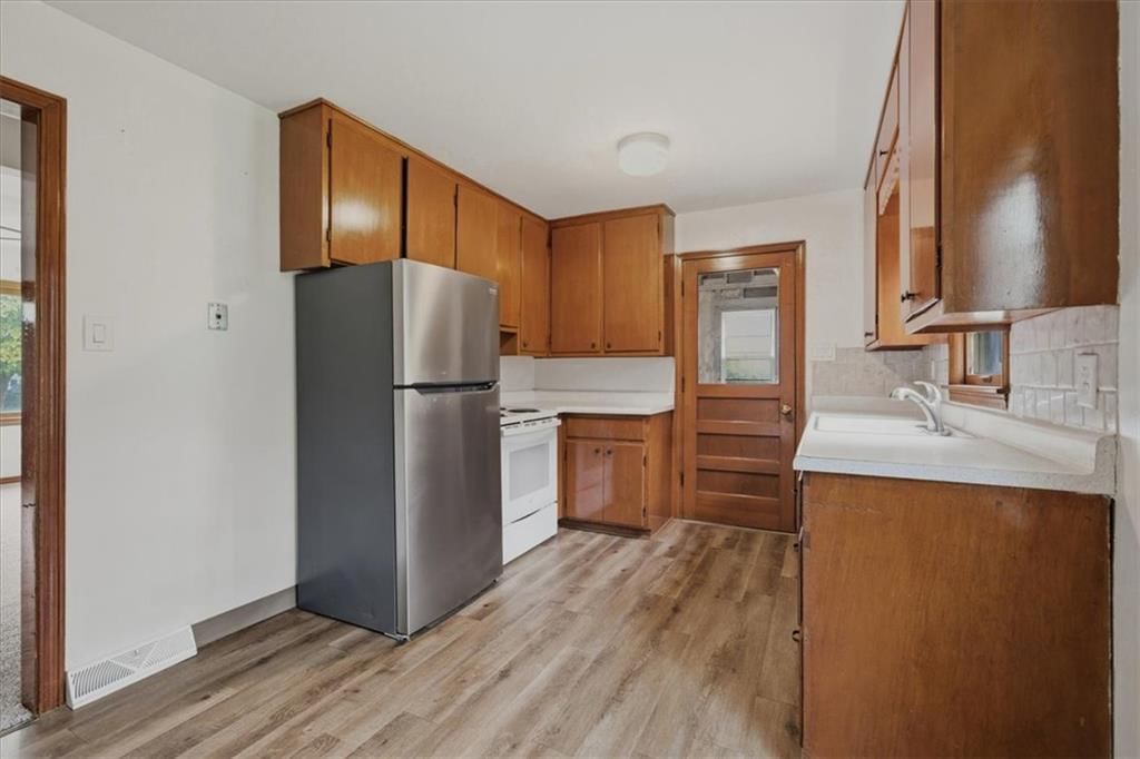 Photo 10 of 24 - 909 E 100th Terrace, Kansas City, MO 64131