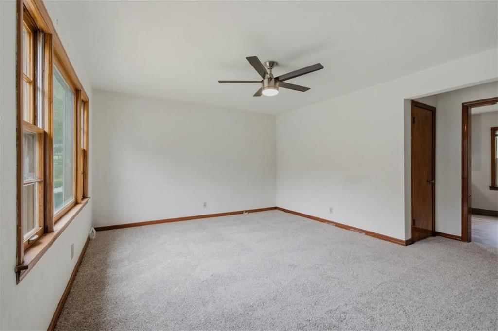 909 E 100th Terrace, Kansas City, MO: listing photo 3