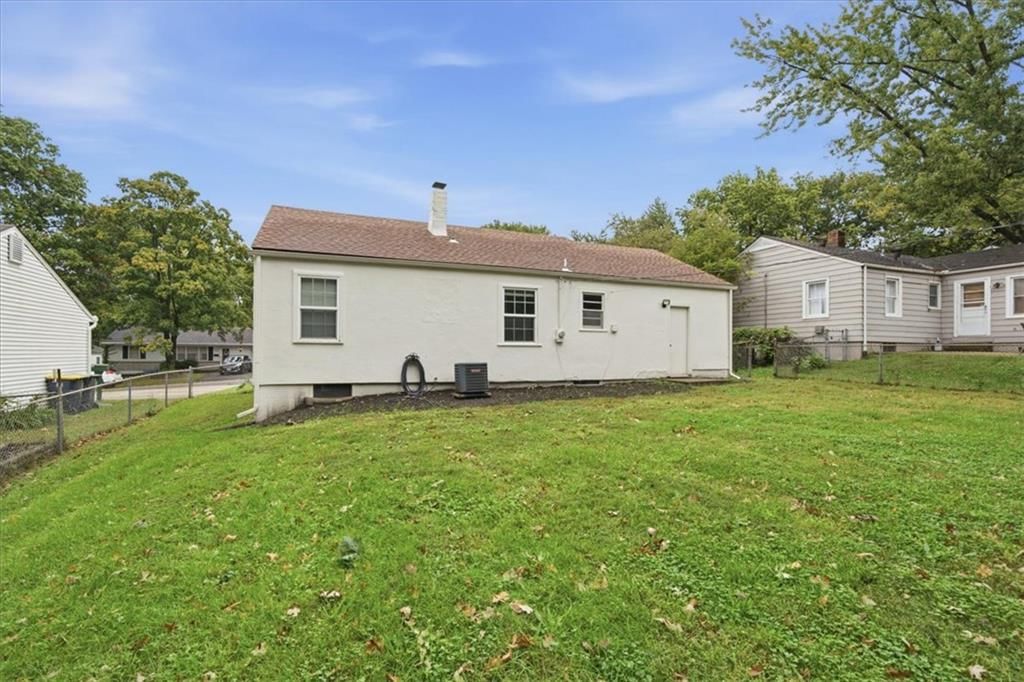 Big backyard and flat lot at 909 E 100th Terrace, Kansas City, MO 64131
