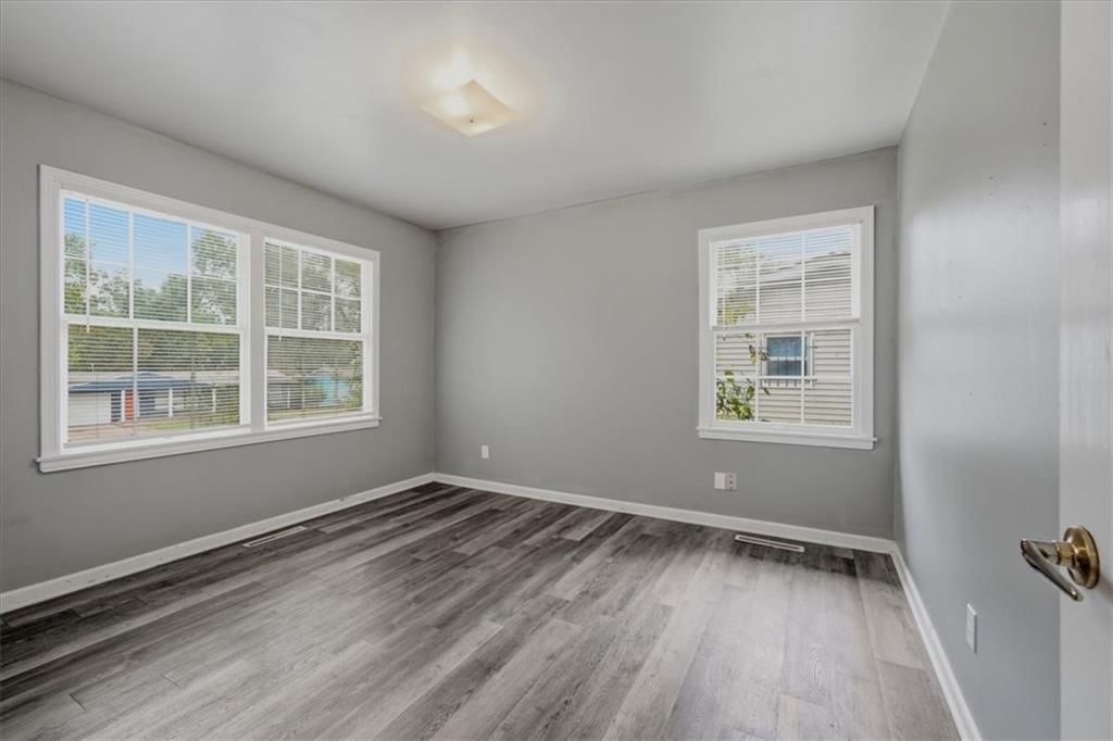 Photo 12 of 22 - 10002 Belmont Avenue, Kansas City, MO 64134
