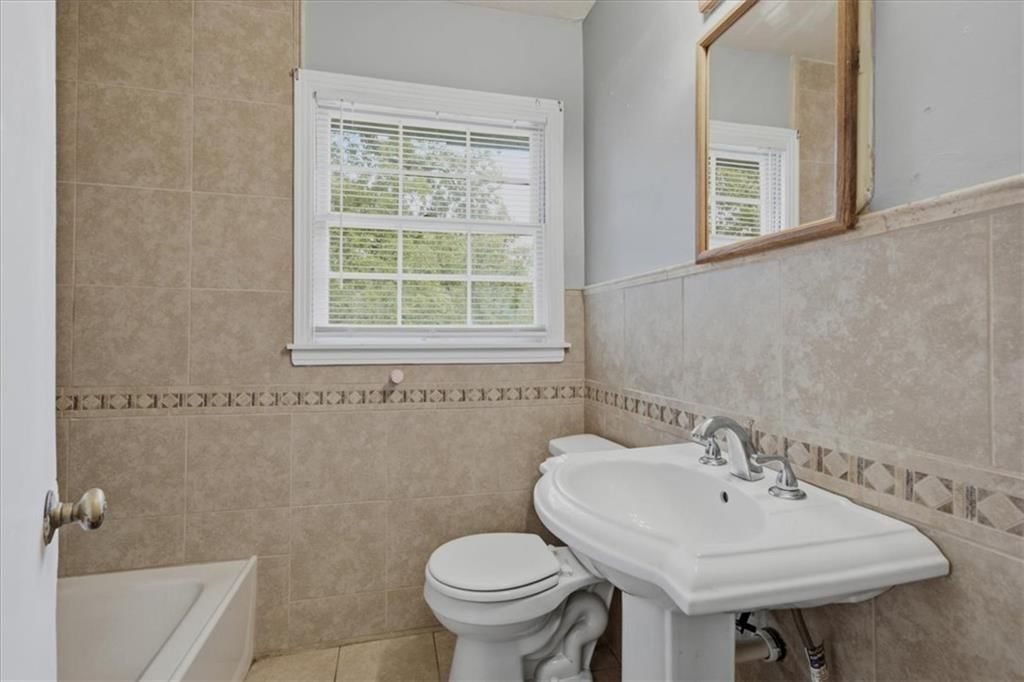 Photo 13 of 22 - 10002 Belmont Avenue, Kansas City, MO 64134