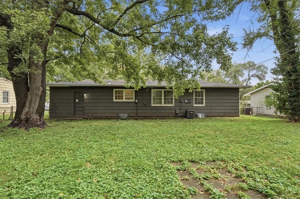 Photo 21 of 22 - 10002 Belmont Avenue, Kansas City, MO 64134