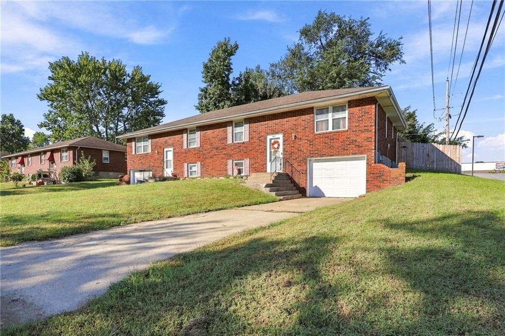 1101 SW Westminister Road, Blue Springs, MO: listing photo 2