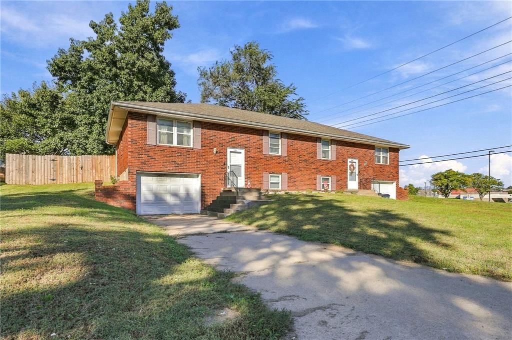 1101 SW Westminister Road, Blue Springs, MO: listing photo 3