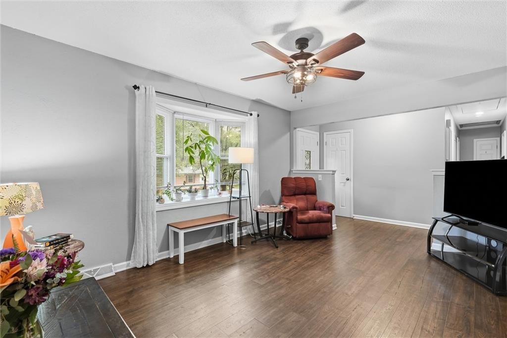 Photo 6 of 28 - 16317 E 34th Street S, Independence, MO 64055