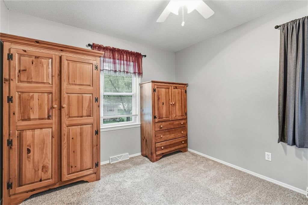 Photo 16 of 28 - 16317 E 34th Street S, Independence, MO 64055