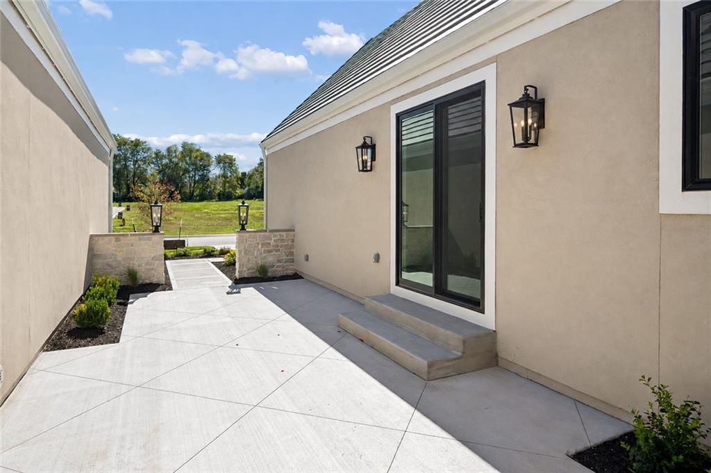 Photo 5 of 43 - 13725 Pembroke Lane, Leawood, KS 66224