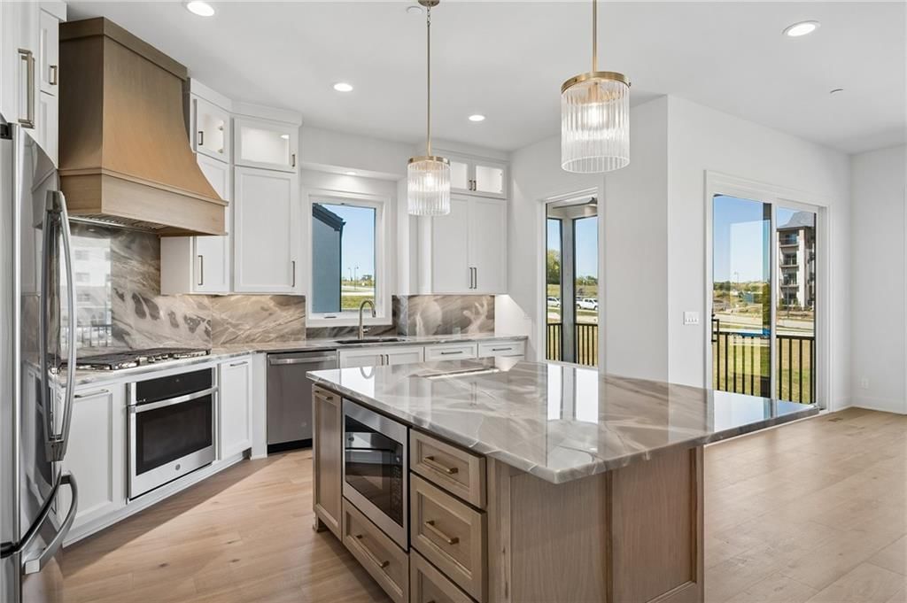 Photo 11 of 43 - 13725 Pembroke Lane, Leawood, KS 66224
