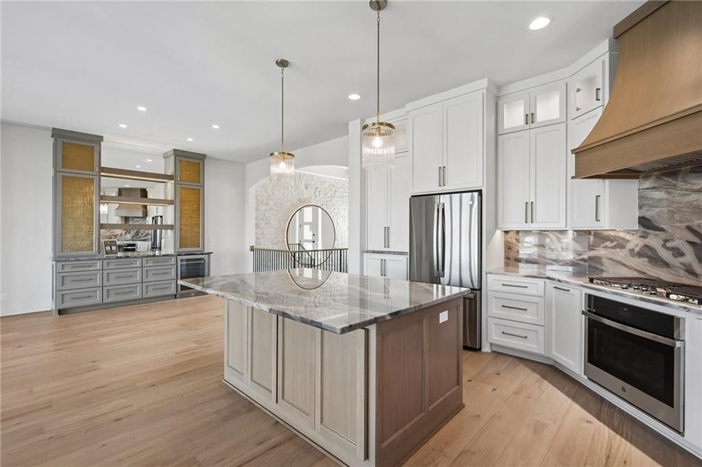 Photo 12 of 43 - 13725 Pembroke Lane, Leawood, KS 66224