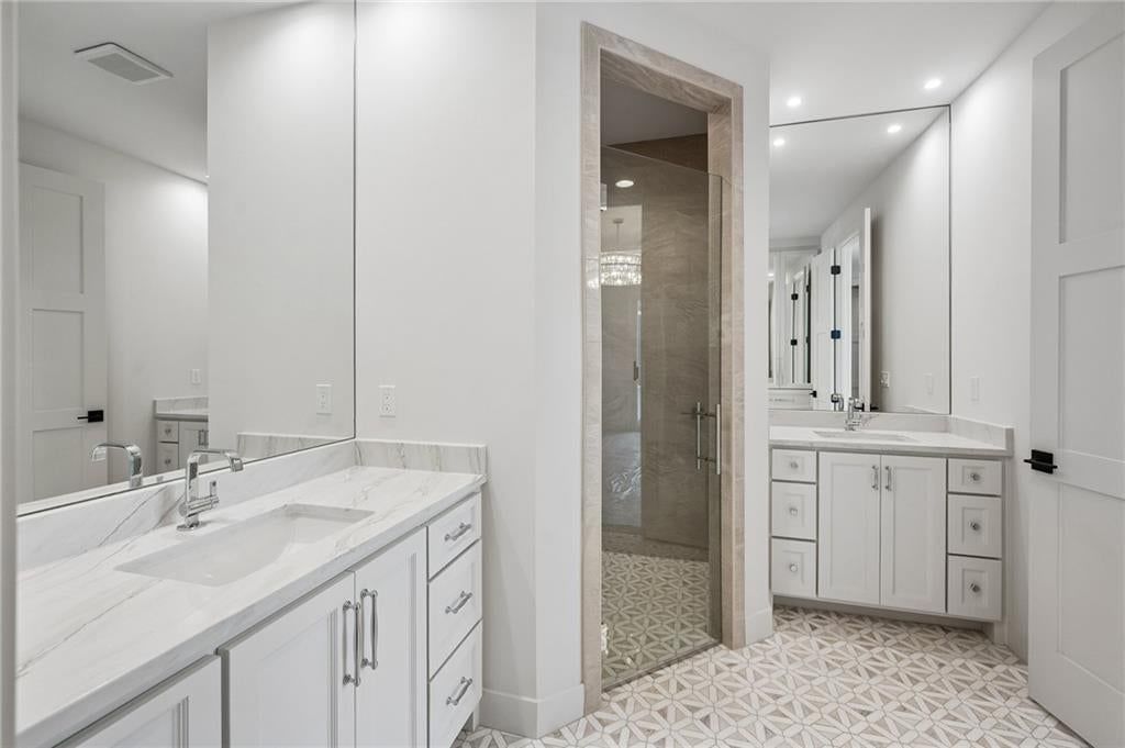Photo 15 of 43 - 13725 Pembroke Lane, Leawood, KS 66224