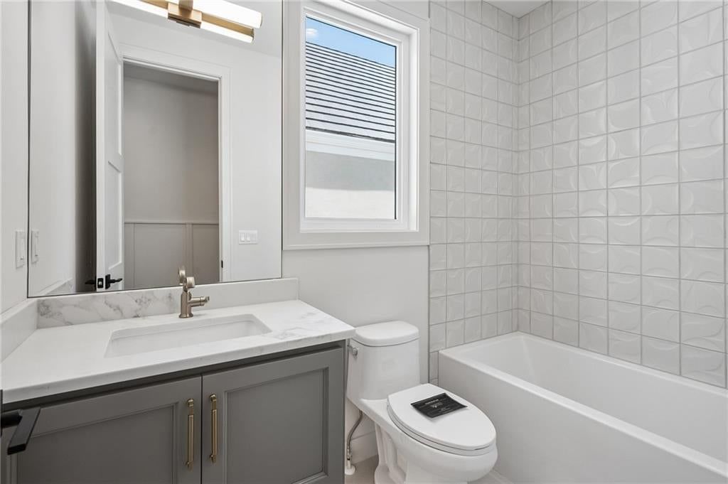 Photo 17 of 43 - 13725 Pembroke Lane, Leawood, KS 66224