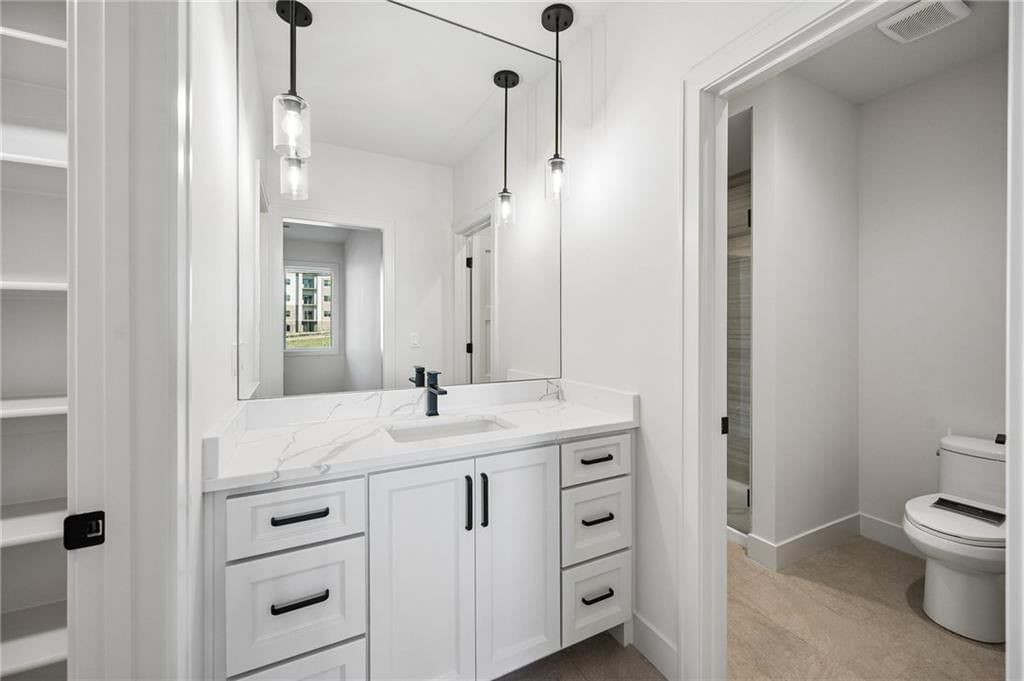 Photo 25 of 43 - 13725 Pembroke Lane, Leawood, KS 66224