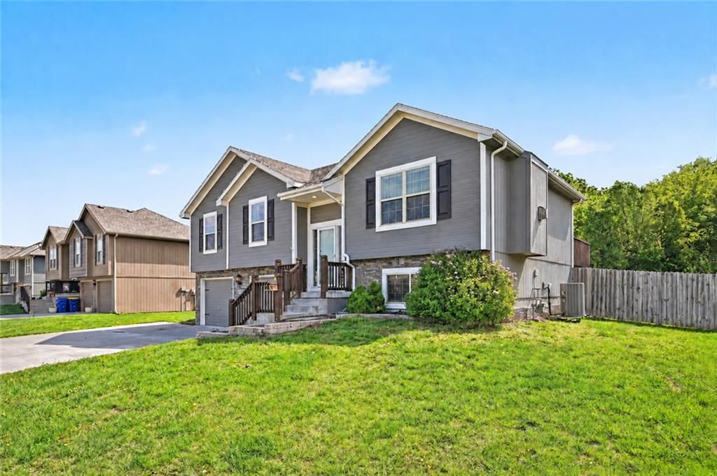 19205 Switchgrass Drive, Smithville, MO: listing photo 2