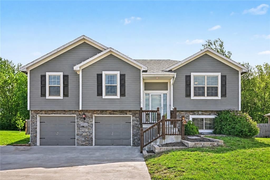 19205 Switchgrass Drive, Smithville, MO: listing photo 3