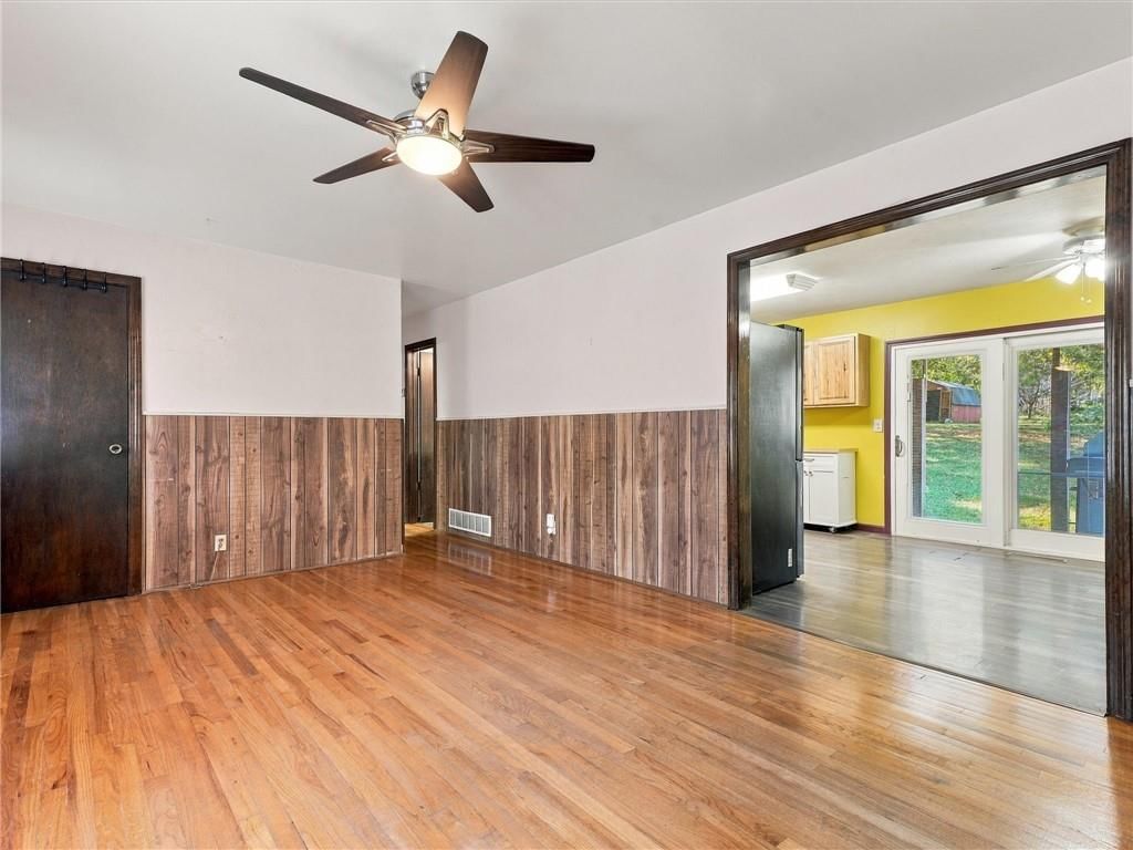Photo 5 of 40 - 500 S Hunter Street, Independence, MO 64050